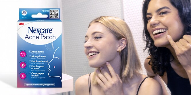 Le due donne applicano i cerotti per brufoli Nexcare™ sul viso
